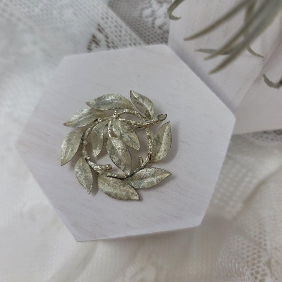 Lisner Leaf Circle Pin Brooch Silver Vintage - Picture 2 of 7